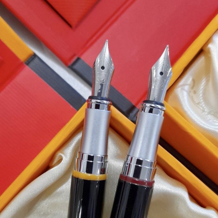 Елегантна пір'яна ручка Picasso у чорному кольорі з жовтою стрічкою на ковпачку