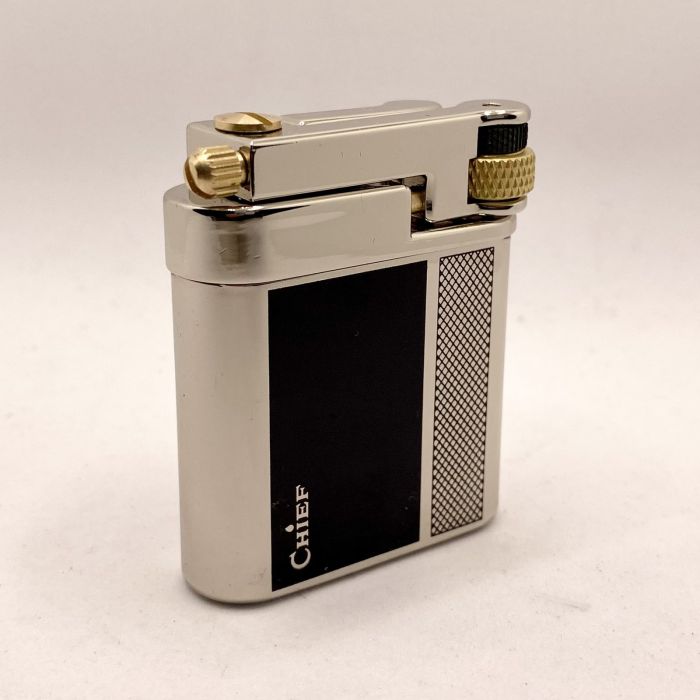Запальничка бензинова Chief у сріблясто чорному корпусі