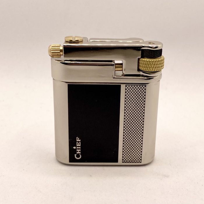 Запальничка бензинова Chief у сріблясто чорному корпусі