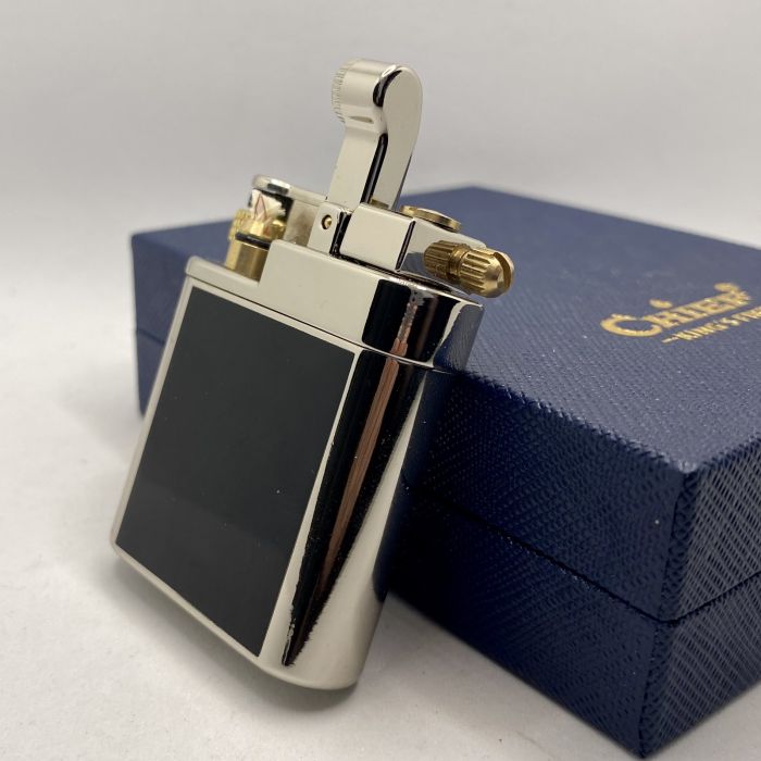 Запальничка бензинова Chief у сріблясто чорному корпусі