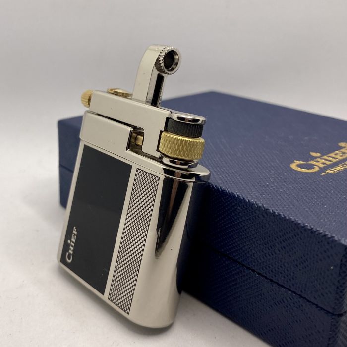 Запальничка бензинова Chief у сріблясто чорному корпусі