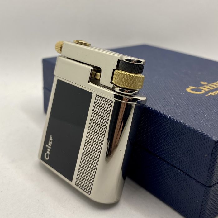 Запальничка бензинова Chief у сріблясто чорному корпусі
