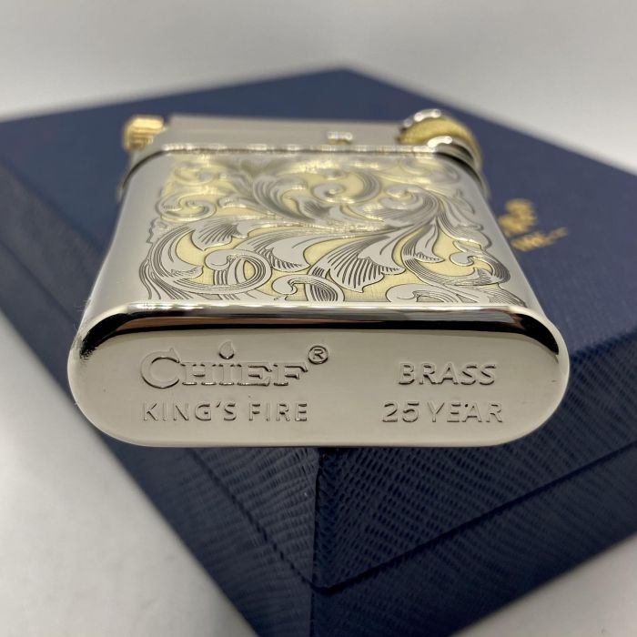 Елегантна Бензинова Запальничка Chief двоколірна Silver/Gold