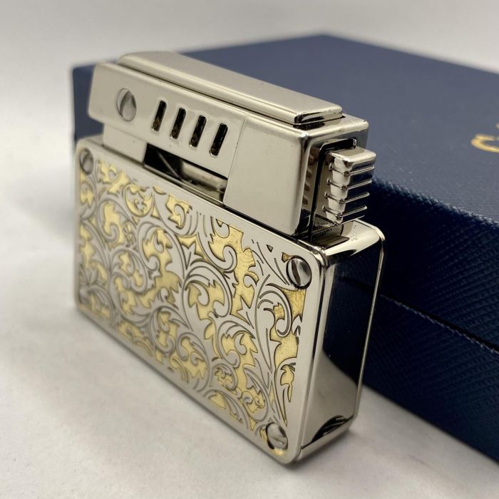 Елегантна Бензинова Запальничка Chief з золотистим гравіюванням