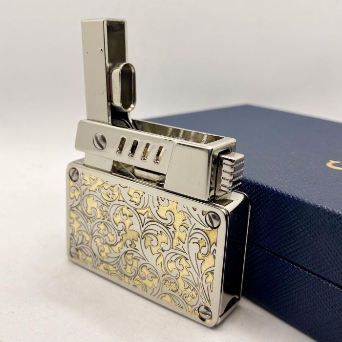 Елегантна Бензинова Запальничка Chief з золотистим гравіюванням