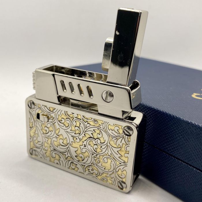 Елегантна Бензинова Запальничка Chief з золотистим гравіюванням