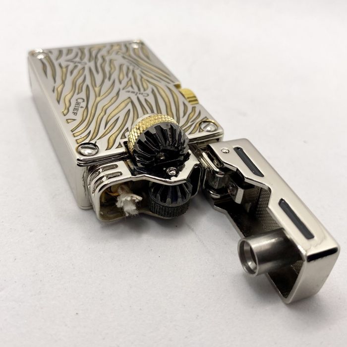 Ексклюзивна Бензинова Запальничка Chief – Золотий Тигровий Принт