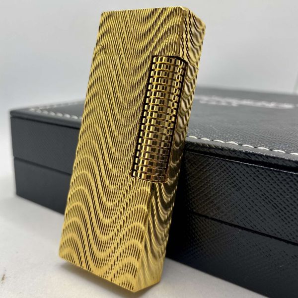 Газова Запальничка Thorens з унікальним хвилястим гравіюванням золотиста