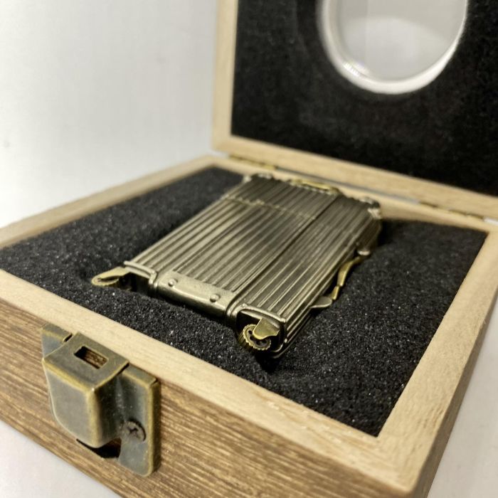 Колекційна бензинова запальничка Zippo "Suitcase Edition"у формі мініатюрної дорожньої валізи
