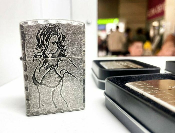 Бензинова запальничка Zorro «Vintage Pin-up» Дівчина