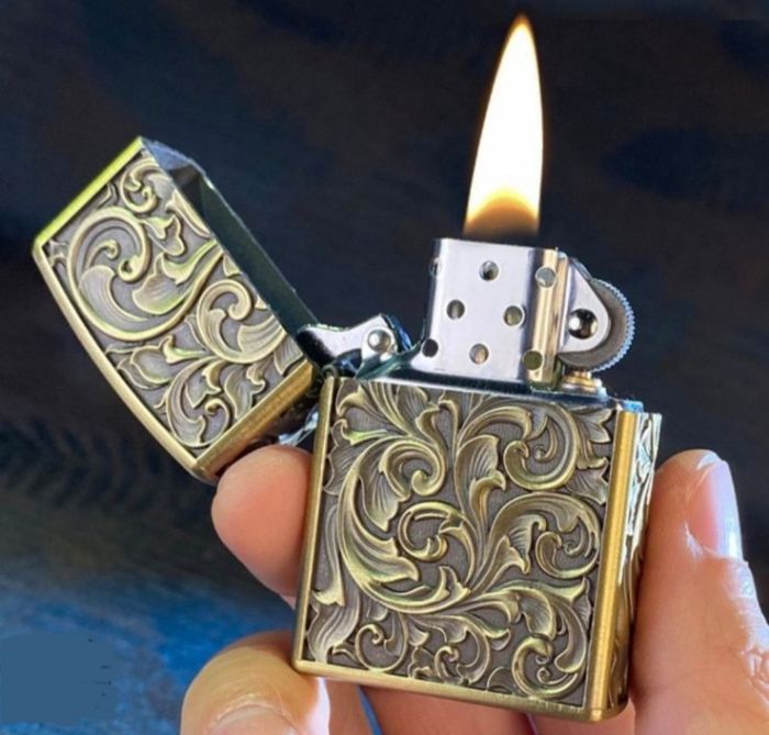 Бензинова запальничка Zorro "Antique Brass" з художнім гравіюванням Серебриста