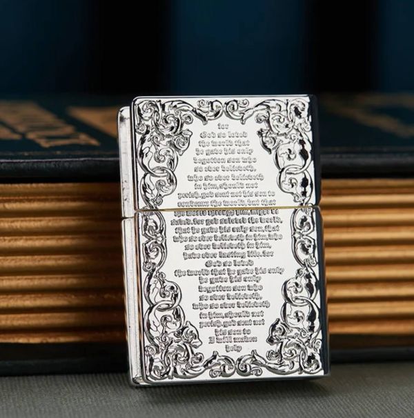 Бензинова запальничка Zorro «The Holy Bible» (Святе Письмо) – Колекційне видання Срібляста