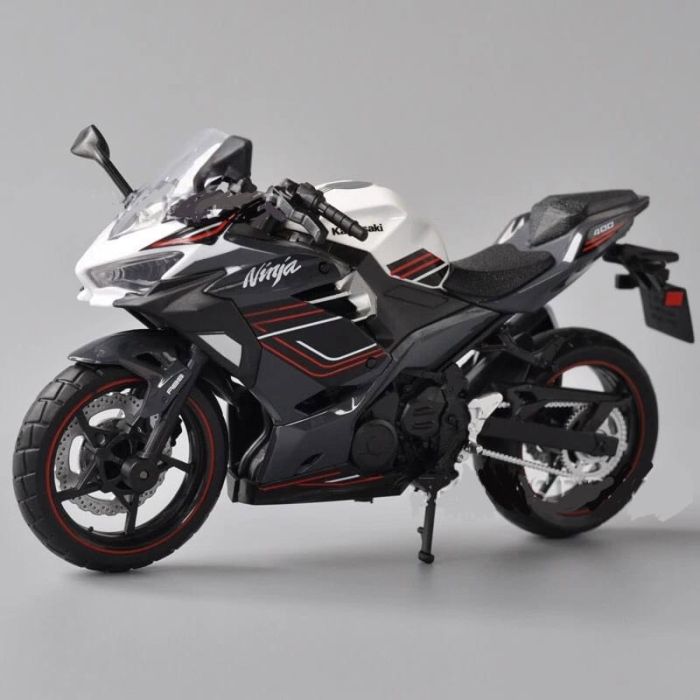 Масштабна модель мотоцикла Kawasaki Ninja 400 (1:12) від CCА
