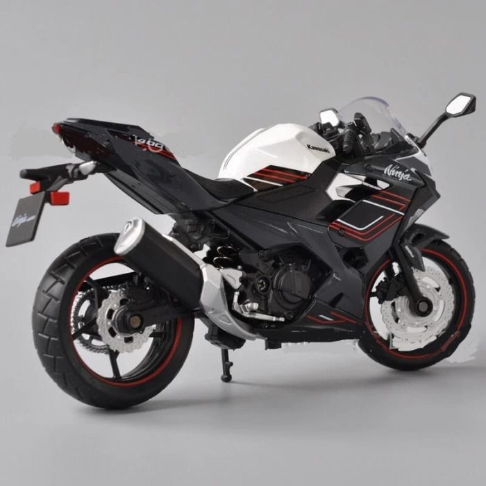 Масштабна модель мотоцикла Kawasaki Ninja 400 (1:12) від CCА
