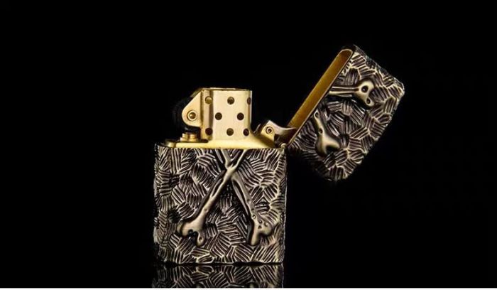 Бензинова запальничка Zorro «Череп та Кістки» (Armor Series, Зістарена бронза)