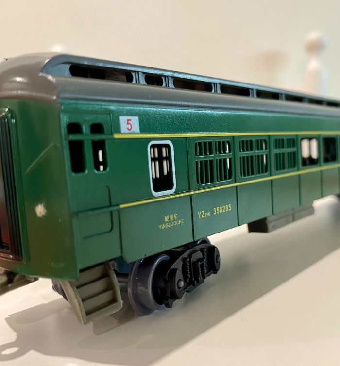 Великий залізничний набір FENFA «Dongfeng 11 Passenger Set» (довжина колії 7,5 м, 4 вагони, станція, світло/звук + комплект зарядки та акумуляторів)