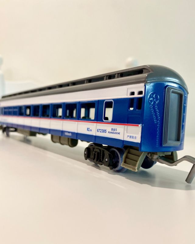 Набір залізниці FENFA "Train Familial": Локомотив зі світлом/звуком, 4 вагони, акумулятори + зарядне