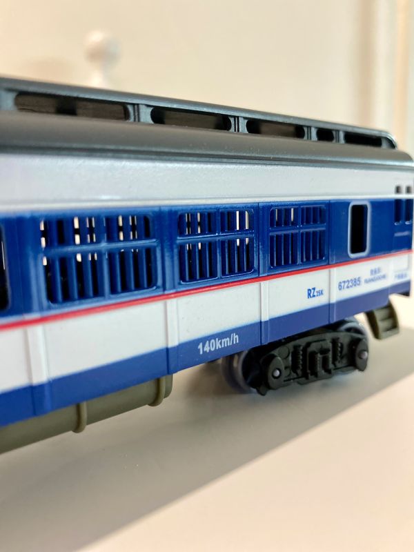Дитяча залізниця FENFA "Пасажирський експрес" (Локомотив Dongfeng 4B) — зі світлом, звуком та акумуляторами