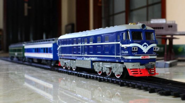 Дитяча залізниця FENFA "Вантажний експрес Dongfeng 4B Blue Cat" (зі світлом, звуком та акумуляторами)