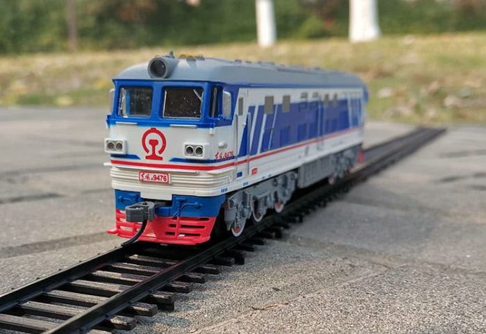 Великий ігровий набір залізниці FENFA «Dongfeng 4B» з підсвічуванням вагонів, звуковими ефектами та акумуляторами у комплекті