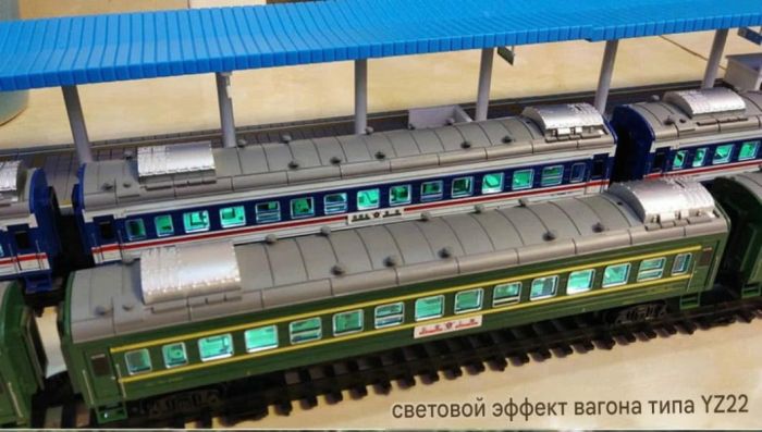 Набір залізниці FENFA Dongfeng 4B Пасажирський потяг (7.5 м колії, акумулятори + зарядне, світло, звук, 4 вагони)