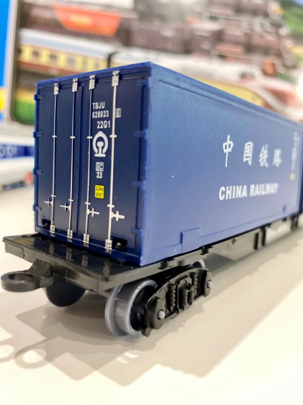 Великий ігровий залізничний конструктор FENFA "Train Familial" 9.4 м (2 локомотиви, 7 вагонів, станція, акумулятори + ЗП)