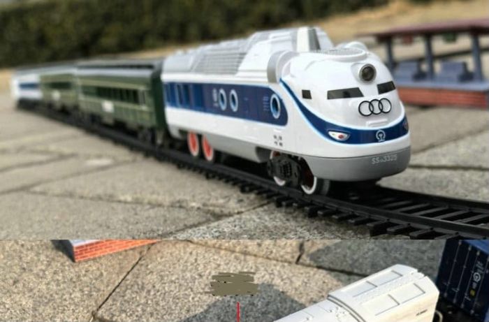 Набір залізниці FENFA "Train Familial": Локомотив зі світлом/звуком, 4 вагони, акумулятори + зарядне