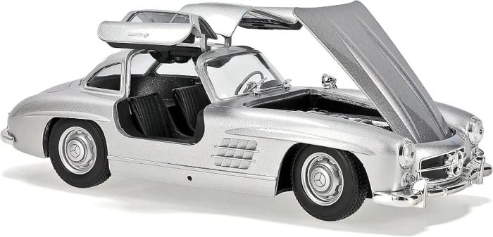 Масштабна модель легендарного спорткара Mercedes-Benz 300 SL Gullwing («Крило чайки»)1:24