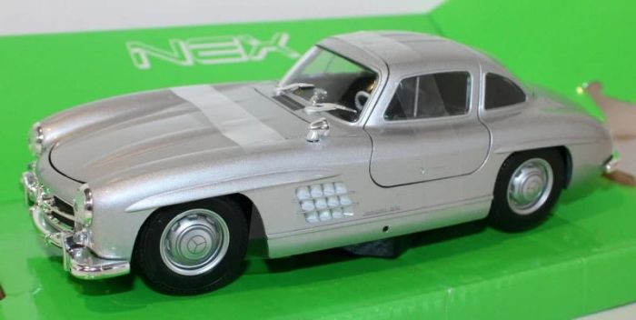 Масштабна модель легендарного спорткара Mercedes-Benz 300 SL Gullwing («Крило чайки»)1:24
