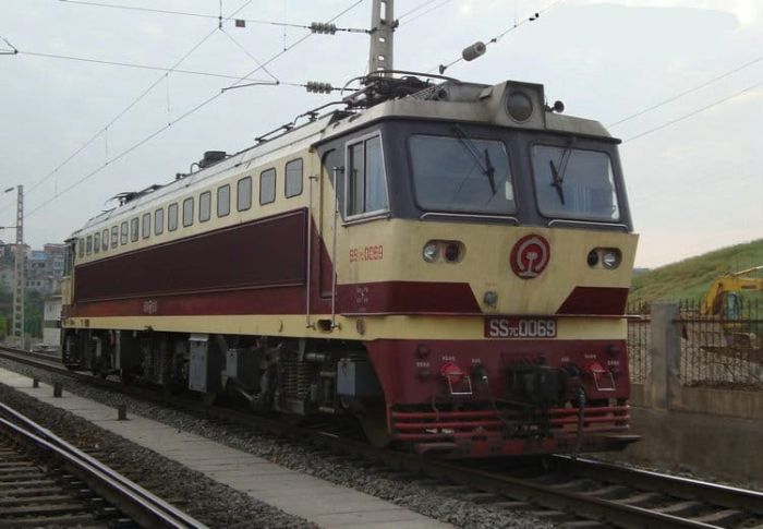 Дитяча залізниця FENFA SS7C у презентабельному подарунковому чемодані—преміальний ігровий набір для юних залізничників