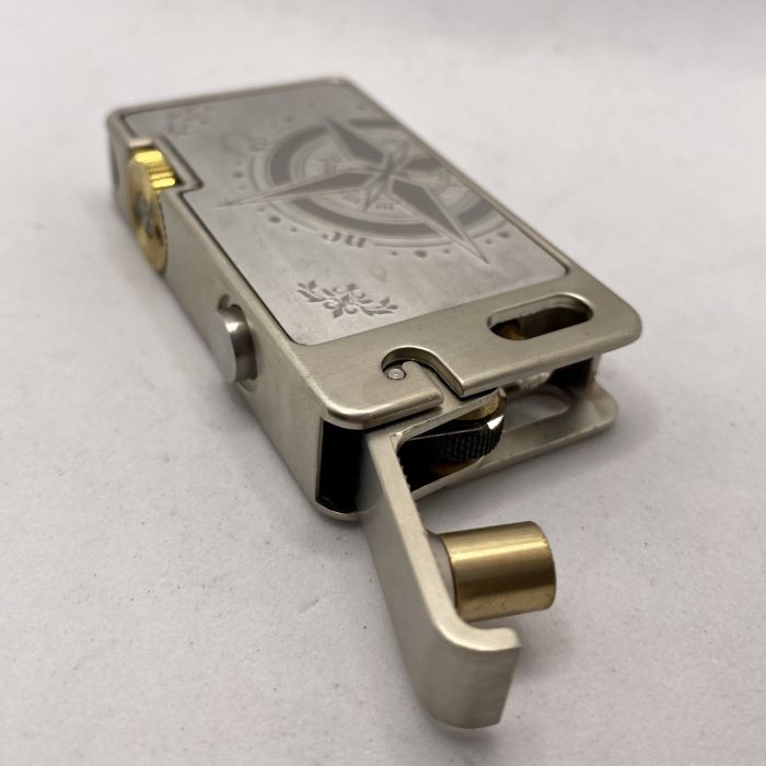 Бензинова запальничка Chief з гравіюванням Роза вітрів