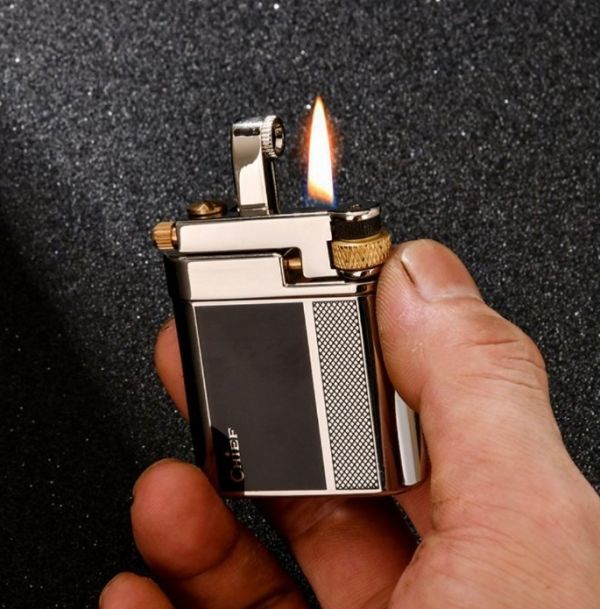 Запальничка бензинова Chief у сріблясто чорному корпусі