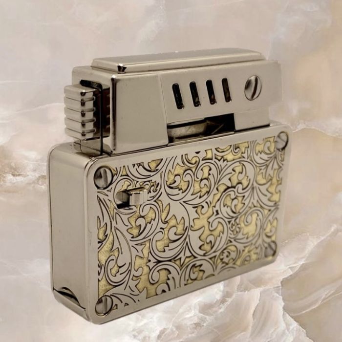 Елегантна Бензинова Запальничка Chief з золотистим гравіюванням