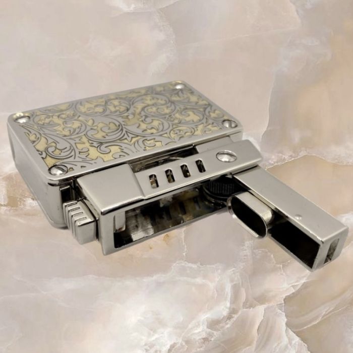 Елегантна Бензинова Запальничка Chief з золотистим гравіюванням