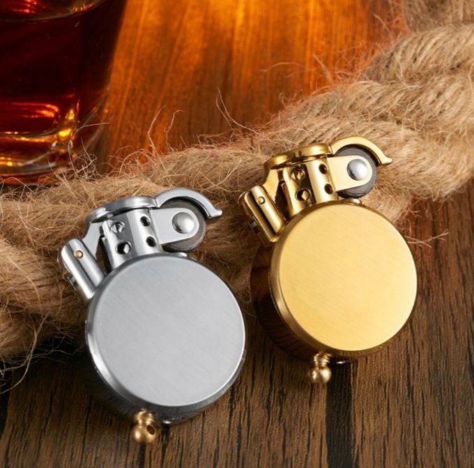 Витончена бензинова запальничка Місячна елегантність серебриста