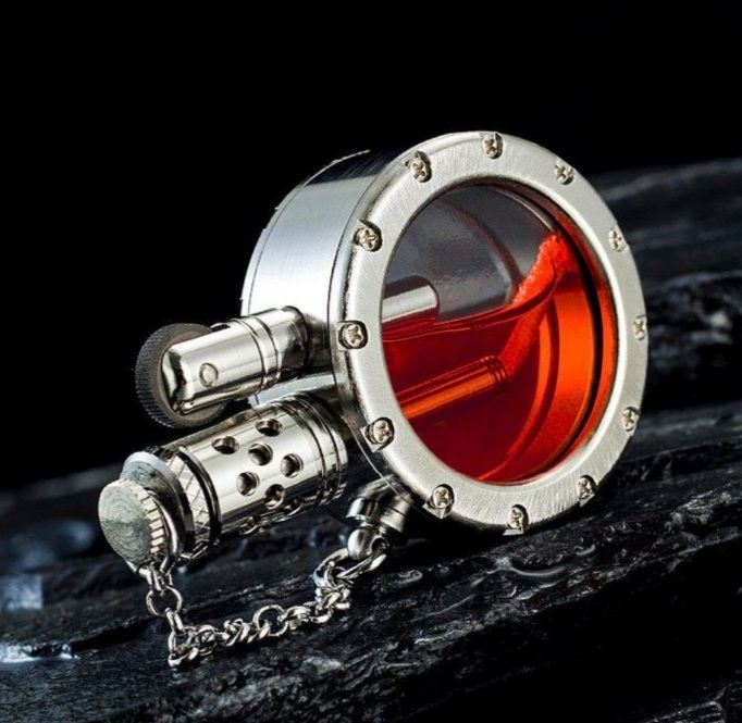 Вінтажна бензинова запальничка сріблястого кольору