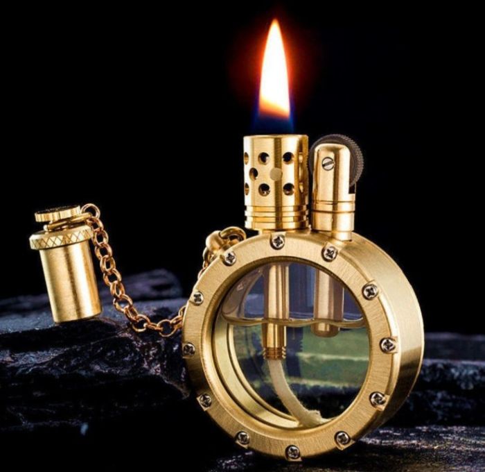 Вінтажна бензинова запальничка золотистого кольору