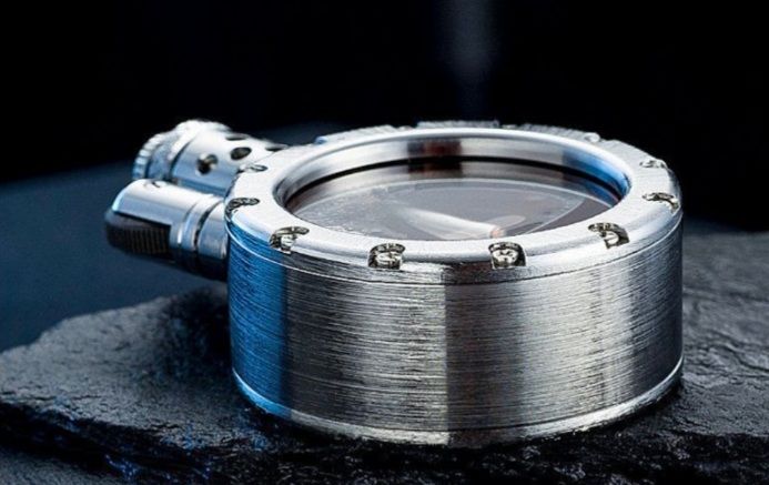 Вінтажна бензинова запальничка сріблястого кольору