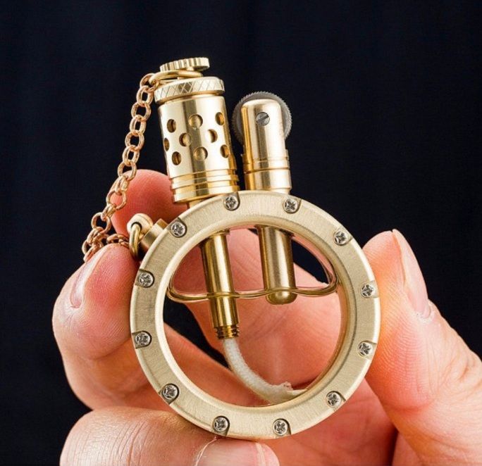 Вінтажна бензинова запальничка золотистого кольору