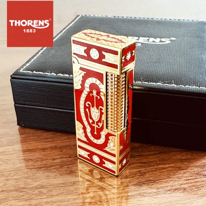 Розкішна газова запальничка THORENS в червоному кольорі з золотою інкрустацією