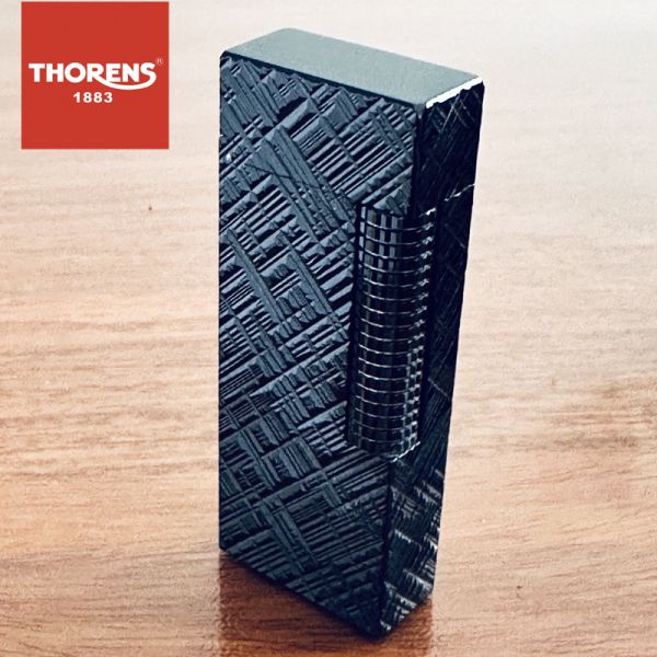 Вишукана газова запальничка Thorens з рельєфним гравіюванням,колір чорний